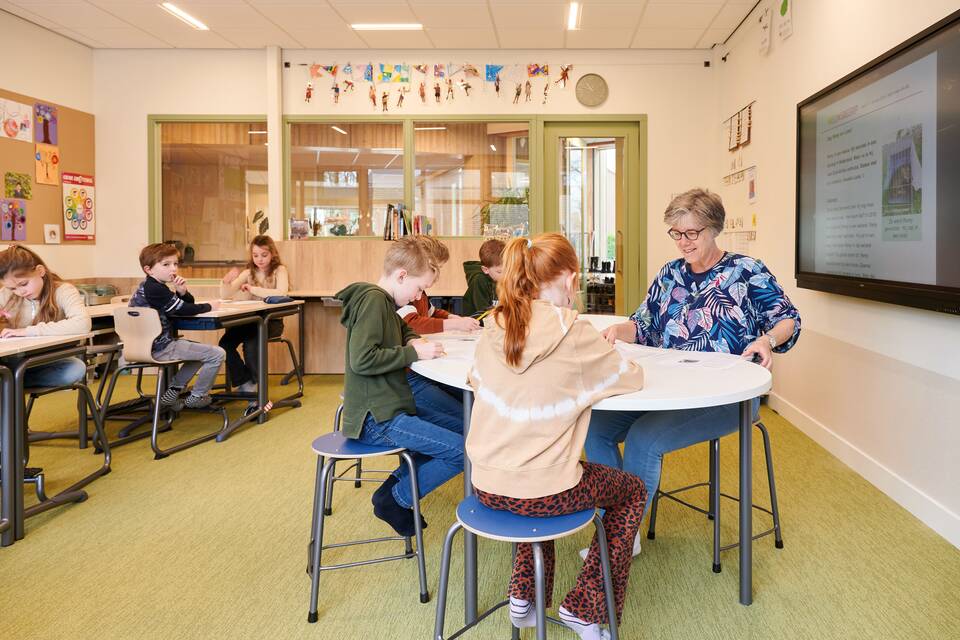 landscapem-Gispen-Presikhaaf-Schoolmeubelen-onderwijs-project-binnenaanzicht-van-Basisschool-De-Lichtkring-in-Zuidlaren-RZ134