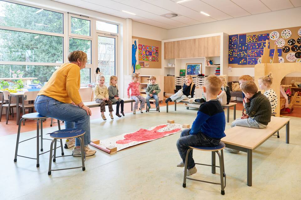 landscapem-Gispen-Presikhaaf-Schoolmeubelen-onderwijs-project-binnenaanzicht-van-Basisschool-De-Lichtkring-in-Zuidlaren-RZ136