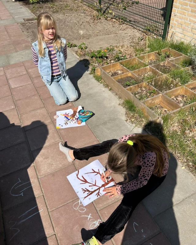 b u i t e n l e s d a g Ook wij deden mee met de #buitenlesdag. De onderbouw bracht een bezoek aan het Speelgoedmuseum in Roden. Ook daar konden we buiten leren. ‘‘s middags maakten we met alle groepen een #krijtjekoning. Het thema dit jaar is: ‘iedereen doet mee.’ Het resultaat mag er zijn.