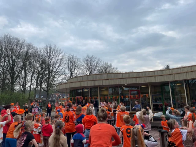 K o n i n g s s p e l e n 🇳🇱👑🏅Gisteren vierden we koningsspelen. Wat een heerlijke dag, in het teken van sport en spel met een afsluitend IJsje, genieten! @noorderbasis #koningsspelen #sport #atletiek #hardlopen #horde #zuidlaren #school #basisschool #scholenmetdebijbel