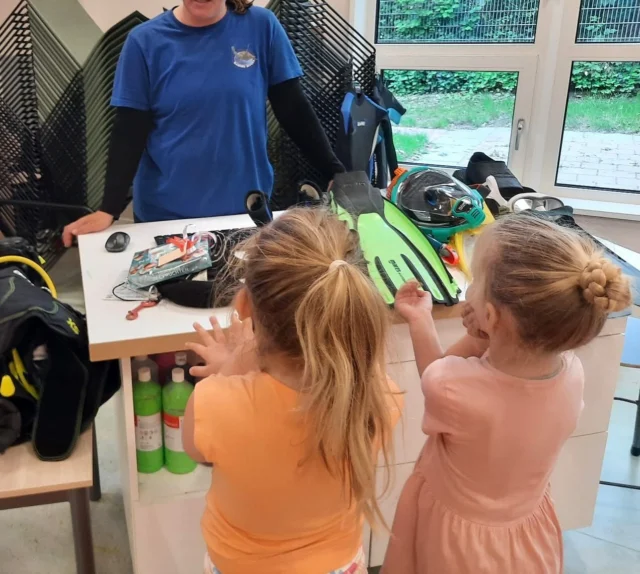 Gastlessen, we zijn er dol op! Deze week kwam @karibudivers bij de groepen 1-4 een gastles geven. We leerden alles over duiken, freediving, snorkelen en zeemeerminzwemmen. Dit past perfect bij ons thema ‘we duiken erin’ waarbij we het leven in de sloten, meren, zeeën en oceanen leren kennen.