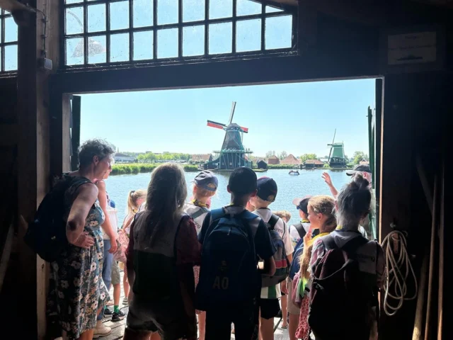 S c h o o l r e i s Deze week stond in het teken van schoolreisjes en excursies. Groep 5/6 ging op schoolreis naar de Zaanse Schans. Ze leerden over molens, houtbewerking, gingen over de afsluitdijk, aten pannenkoeken en deden leuke opdrachten in de Verkade Experience. Groep 1-4 ging naar Aquazoo in Leeuwarden. We keken speelden en ontdekten nog meer over ons thema ‘we duiken erin’ Groep 7/8 ging op excursie naar de kerk in daar volgden ze een interactief en informatief programma over feesten en vieren. En bekeken ze natuurlijk de mooie oude kerk. Nog 1 weekje genieten van elkaar op school en dan een welverdiende vakantie tegemoet! @noorderbasis #schoolreis #excursie #thematischonderwijs #themaschoolreis #basisschool #zuidlaren #scholenmetdebijbel #aquazoo #zaanseschans #garmerwolde