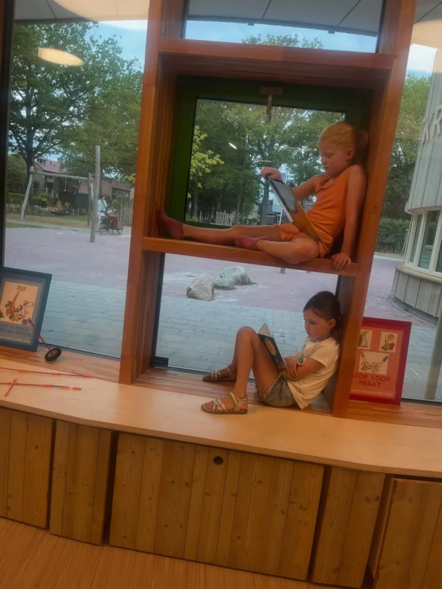 g r o e p 3 / 4We leren letters, schrijven letters in regenboogkleuren, maken woorden met magneetletters, doen spelletjes en lezen veel in onze groep. Gelukkig gaat dat er heel relaxed aan toe.