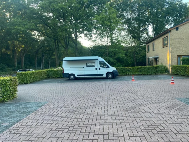 sleutel zoek.....Alle ouders, leerlingen en verzorgers van ‘de Lichtkring’ stonden vanmorgen voor een dichte deur op het kerkplein naast de school. We zouden daar onze opening in het jaarthema: ‘In de voetsporen van Jezus’Vreemd dat de leerkrachten ook zo laat waren...... en ieder kwam op een abnormaal vervoermiddel , terwijl ze anders bijna allemaal met de auto komen. Van de ene kant kwam een juf op een step, een ander op skeelers, motor, space scooter, trekker, maar niemand van de juffen wisten waar de sleutel was. Juf Laura misschien? Ze miste nog....en eh , had zij het niet altijd over haar avonturen met de camper?Waarom stond er in een hoekje van het kerkplein onopvallend een witte camper en hoe lang stond die daar al? Zou het? Volmondig riep iedereen nu:”Juf Laura”! En een aantal juffen tikten vol respect op de raampjes van de camper. Daar ging een deur langzaam open en een slaperig hoofd met verwarde haren verscheen!Verschrikte ogen. Wat? Ik wilde juist op tijd zijn en heb hier vannacht al geslapen, want ik zou de kerkdeuren als eerste open doen..... oooh wat erg!Iedereen kon nu naar binnen en we hadden een prachtig samenzijn. We zongen elkaar de Zegen van God toe en de volgende maandvieringen gaan verder over het volgen van Jezus.Ook werd ons schoolbrede thema voor de komende weken onthuld:Wij gaan op avontuur (om aan te sluiten bij de kinderboekenweek) en dat doen we met allerlei vervoersmiddelen in het verkeer.OH! Vandaar al die trekker, motor, bolderkar, skeelers , CAMPER, enz.#thematischonderwijs #jaaropening #basisschool #zuidlaren #scholenmetdebijbel @noorderbasis