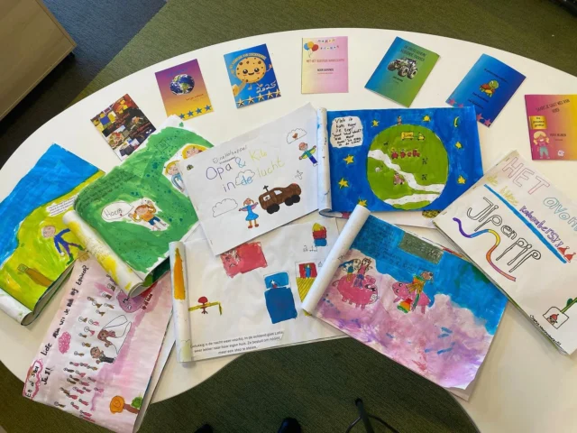 S c h o o l f e e s t De afgelopen weken is er met veel plezier gewerkt in groep 5/6 aan het thema ‘vervoer & verkeer’. Dit hebben we mooi kunnen koppelen aan het thema ‘op avontuur’ van de Kinderboekenweek. Alle leerlingen maakten als eindproduct een zelfgeschreven boek, met de hand of digitaal. Prachtige boeken met avontuurlijke verhalen over op reis gaan met (zelfbedachte) vervoersmiddelen. Op het schoolfeest afgelopen woensdag hebben we dit tentoongesteld aan alle ouders. Naast het werken binnen dit thema, werd ook onze tuin weer netjes onderhouden en genoten we van onze Tori-danslessen!