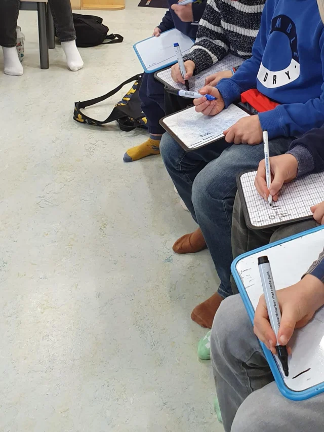 L e t t e r s Elke week staat er in groep 2 een letter in het zonnetje. Deze week is dat de letter ‘i’. De kinderen schreven of tekenden woorden met de ‘i’ op een wisbordje.