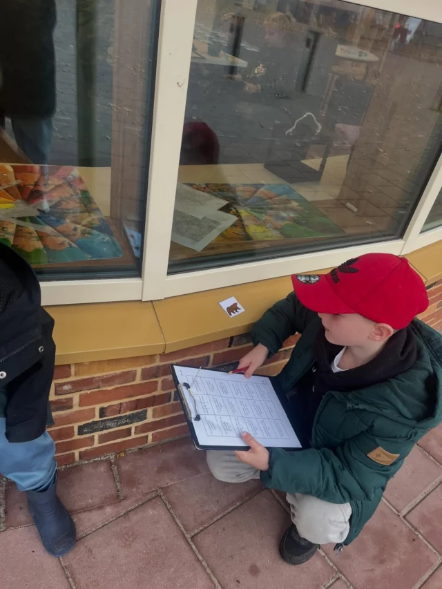 B u i t e n l e r e nLekker buiten leren met groep 3/4: - zinnetje lezen - juiste plaatje zoeken - nummer van het plaatje noteren - op naar de volgende 🏃🏽🏃🏼‍♀️Uit de herfstkalender van @bewegend_leren, heel geschikt voor een combinatiegroep, want de zinnen zijn op 2 niveaus, iedereen gebruikt dezelfde plaatjes. #bewegendleren #buiten #herfst #lezen #samenwerken #zuidlaren #basisschool #noorderbasis #scholenmetdebijbel @noorderbasis