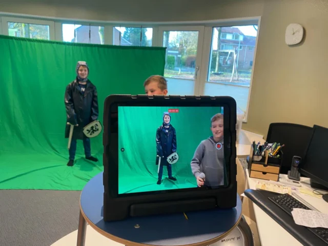 M i d d e l e e u w e nIn groep 5/6 zijn de leerlingen bezig met een educatieve film over de Middeleeuwen: zelf informatie opzoeken, onderzoeken, filmen en editten! We zijn benieuwd naar het eindresultaat!#thematischonderwijs #geschiedenis #basisschool #zuidlaren #scholenmetdebijbel @noorderbasis @allesin1org