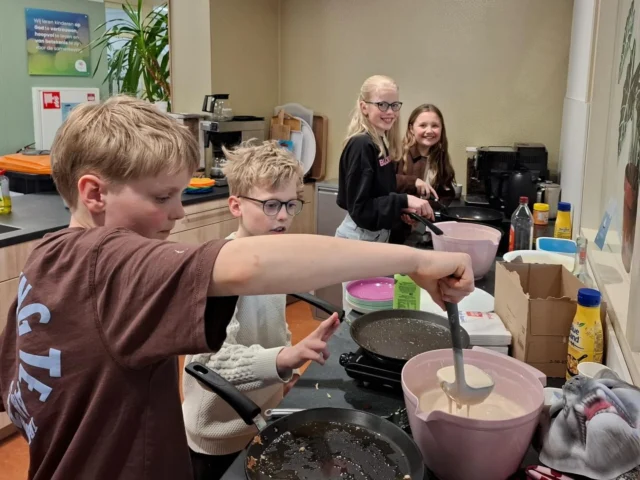 P a n n e n k o e k e n d a g Actiedag voor goed onderwijs in OegandaGroep 7/8 heeft met inzet van eigen talenten verschillende acties gedaan vandaag:- pannenkoeken gebakken voor alle kinderen van de school- thuis/op school lekkere dingen gemaakt en dit verkocht op het schoolplein: wafels, cake, kniepertjes, taart, suikerspinnen en broodjes hamburger.- auto’s gewassen- sponsorloop- paaseitjes verkoopHeel verantwoordelijk werd er omgegaan met de taken die er waren!#actie #pannenkoekendag @koopmansbakken #zuidlaren #samenwerken @noorderbasis